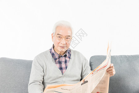 老人看报纸背景图片