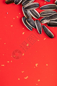 红色背景下的葵花籽背景图片