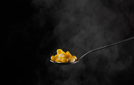 勺子中的玉米粒美食高清图片素材