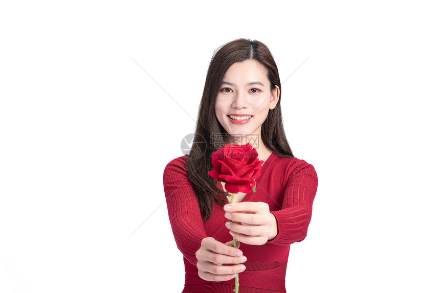 女性手持玫瑰花图片