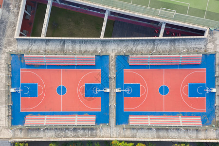 深圳大学建在楼顶上的篮球场高清图片