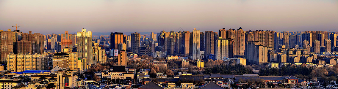 夕阳下大城市林立的高楼大厦背景图片