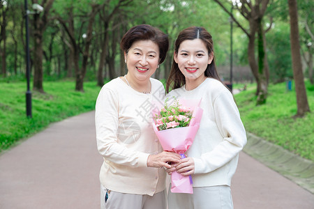 女儿送母亲鲜花图片