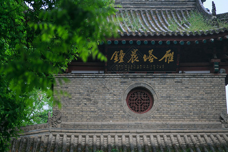 雨中小雁塔背景图片