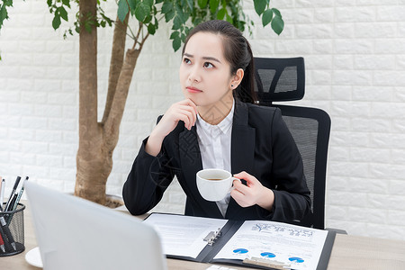 商务职场女性思考图片