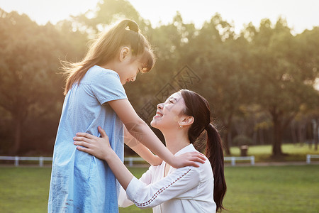 儿童户外游戏青年母女户外游戏背景