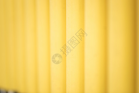 排练整齐的黄色管子高清图片