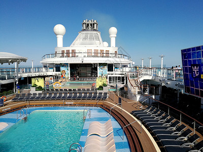 国际邮轮海洋量子号邮轮顶部的露天泳池背景