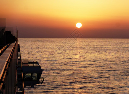 邮轮游太平洋黄昏日落景象高清图片