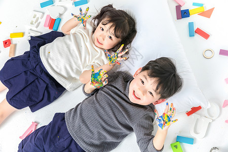 两个彩色晾衣架儿童节儿童创意绘画背景