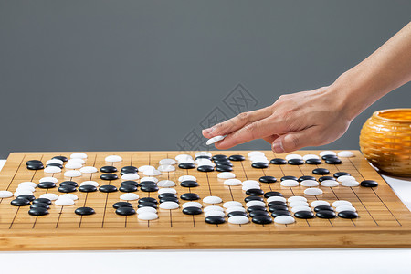 围棋下棋棋盘专心的高清图片