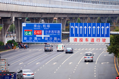 先学车后公路上的指路牌背景