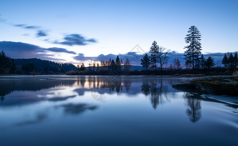 静谧的河流湖泊日落高清图片