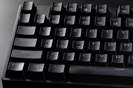 黑色背景中的机械键盘键位高清图片素材