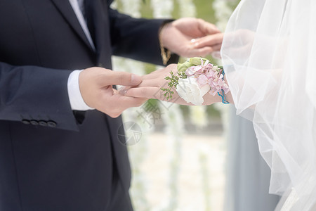 户外婚礼上新郎和新娘牵着手背景图片