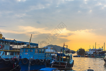 停泊岛海边船只夕阳背景背景