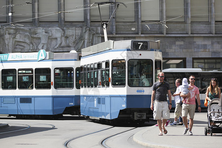 苏黎世街头的电车和行人背景图片