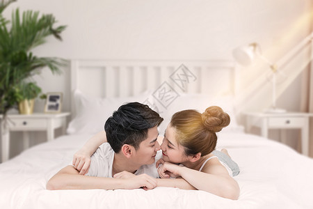 情侣在床上打闹恩爱的情侣设计图片