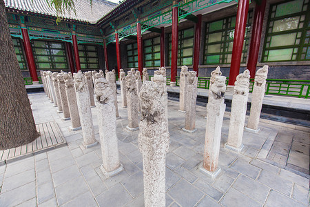西安石刻艺术馆门口石柱景观图片