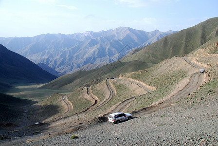 巴音布鲁克草原越野山路图片