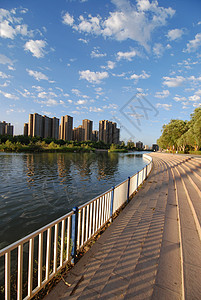 波形护栏城市河畔建筑背景