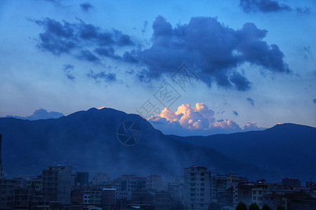 山中的乡村背景图片