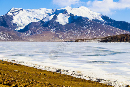 冬天结冰的西藏高原湖泊普姆雍措背景