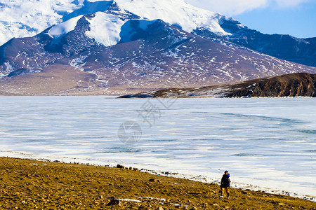 冬天结冰的西藏高原湖泊普姆雍措背景