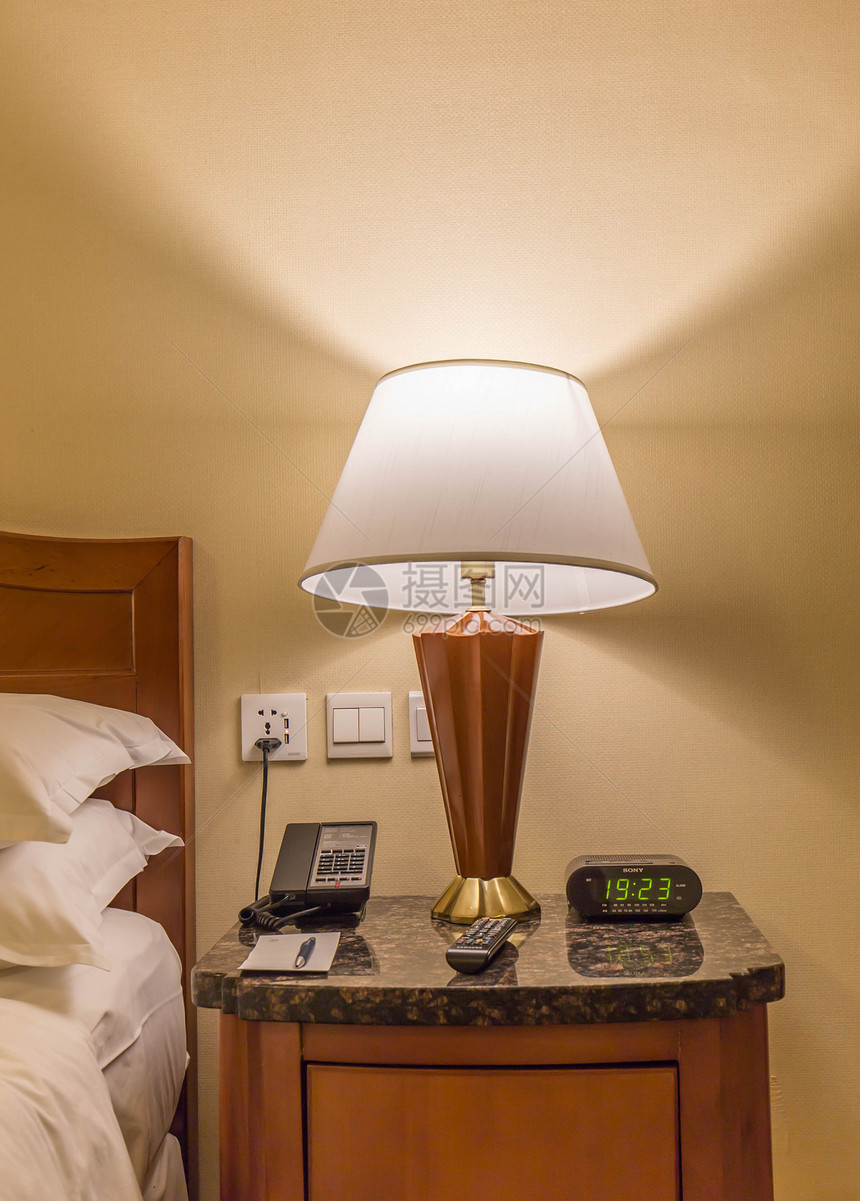 酒店房间床头柜床头灯图片