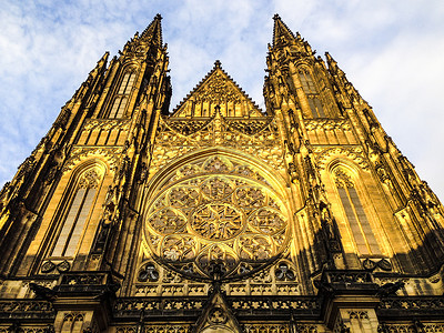 黄昏金色的布拉格城堡圣维塔大教堂高清图片