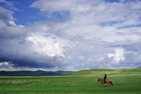 内蒙古草原骑马人高清图片