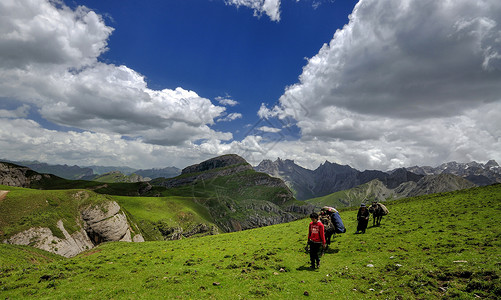 幸福的藏民生活高山上藏民和马驼物资背景