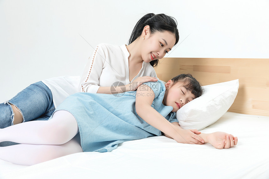 青年母女睡眠图片