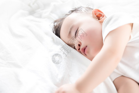 入睡的婴儿宝宝枕头高清图片
