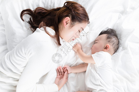妈妈陪伴宝宝入睡母亲高清图片素材