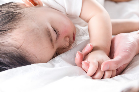 妈妈牵着宝宝的手睡觉高清图片