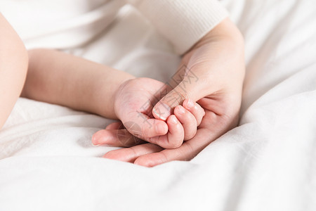 妈妈牵着宝宝的手睡觉高清图片