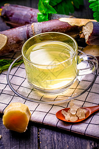鲜榨甘蔗汁天然绿色甘蔗汁甘蔗汁高清图片