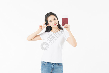 手拿护照的女孩少女出游手拿护照背景