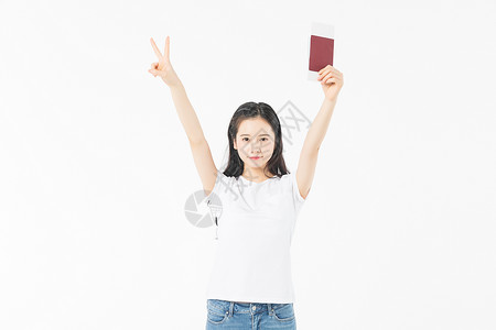 手拿护照的女孩少女出游手拿护照背景