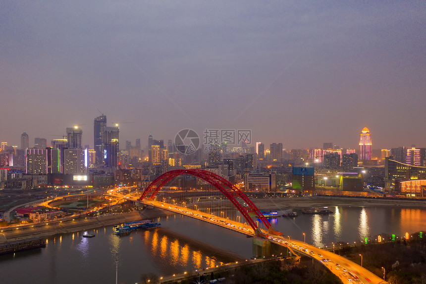 武汉车水马龙的城市道路夜景图片