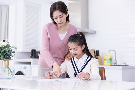 妈妈陪女儿做功课背景图片