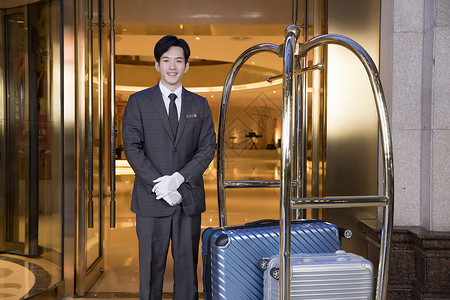 酒店服务员搬运行李行李箱高清图片素材