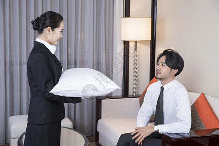 酒店服务员给客人换枕头图片