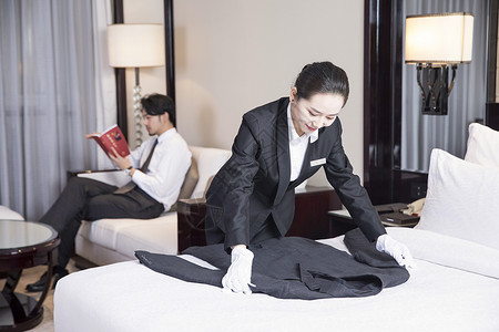 酒店服务人员叠衣服工作高清图片素材