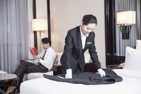 酒店服务人员叠衣服高清图片