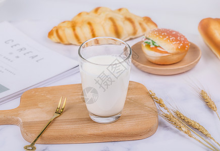 面包牛奶牛奶饮料早餐背景