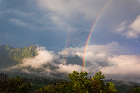 印尼布洛莫双彩虹高清图片
