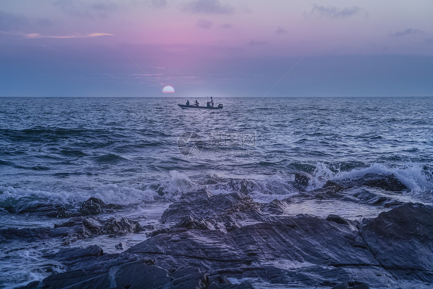 涠洲岛出海渔民图片