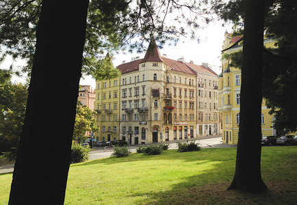 布拉格居民区的花园和建筑背景图片